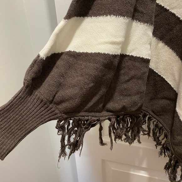 Poncho style with sleeves - Picture 3 of 3